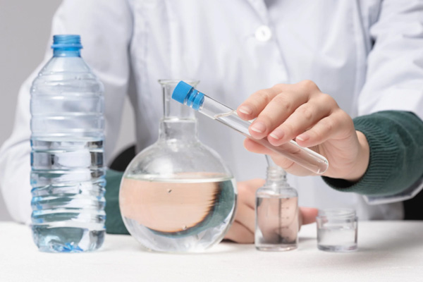 Quality control process in chemical manufacturing and testing laboratory — Recommended size: 600×400px, showing a laboratory scene with technicians performing quality testing, lab equipment, or chemical analysis instruments